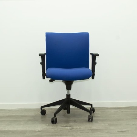 Silla operativa azul regulable en alturas y basculante