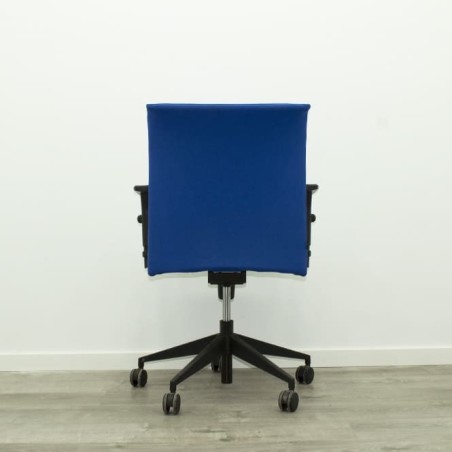 Silla operativa azul regulable en alturas y basculante