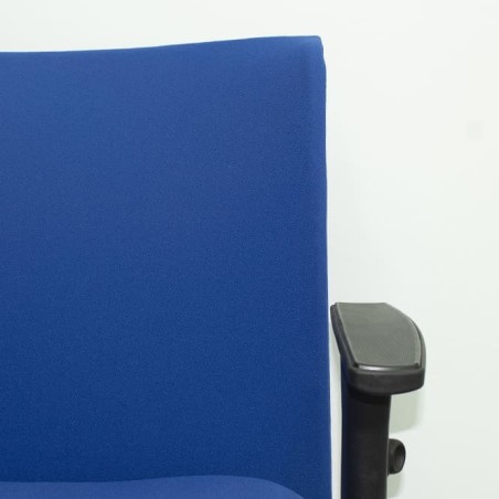 Silla operativa azul regulable en alturas y basculante