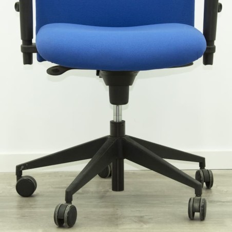 Silla operativa azul regulable en alturas y basculante