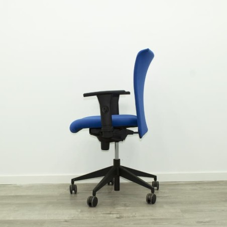 Silla operativa azul regulable en alturas y basculante