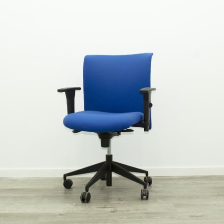 Silla operativa azul regulable en alturas y basculante