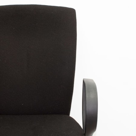 Silla operativa negra brazos fijos