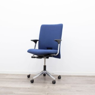 Silla operativa sincro azul con brazos fijos 2