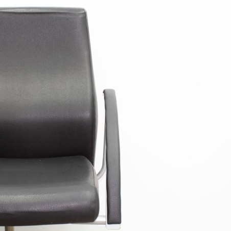 Silla operativa negra brazos fijos