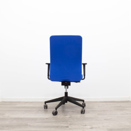 Silla operativa ergonómica azul con brazos regulables