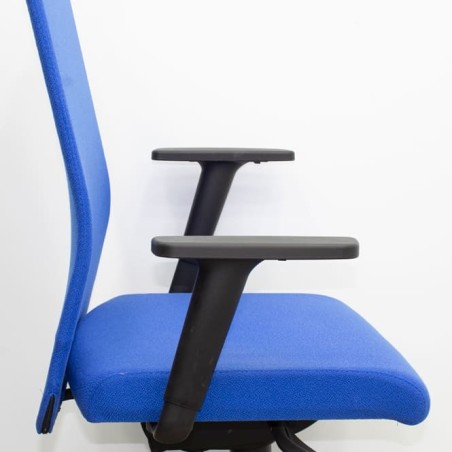 Silla operativa ergonómica azul con brazos regulables