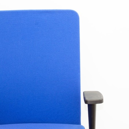 Silla operativa ergonómica azul con brazos regulables