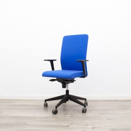 Silla operativa ergonómica azul con brazos regulables