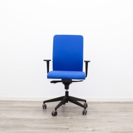 Silla operativa ergonómica azul con brazos regulables