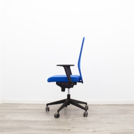Silla operativa ergonómica azul con brazos regulables