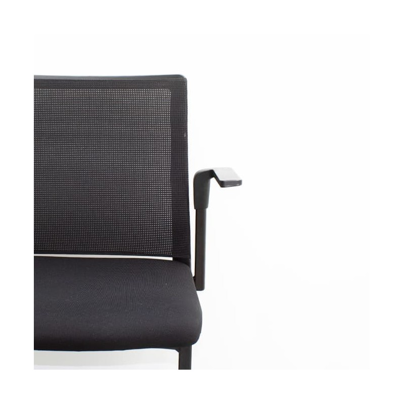 Silla confidente base patín negro brazos negros respaldo asiento tapizado negro