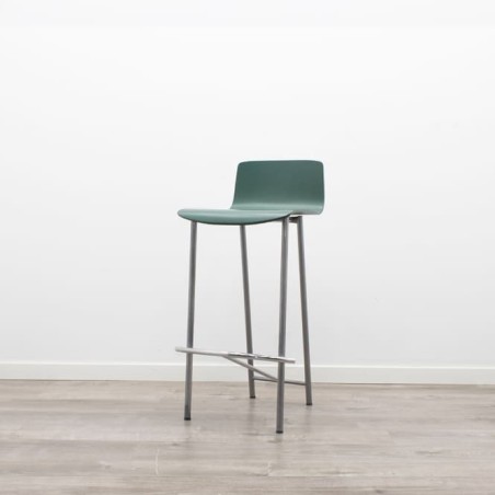 taburete alto de madera verde con respaldo