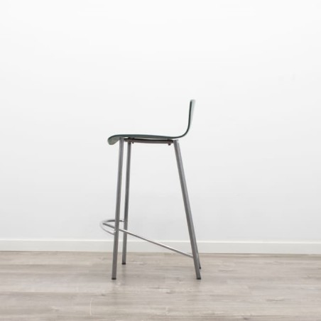 taburete alto de madera verde con respaldo