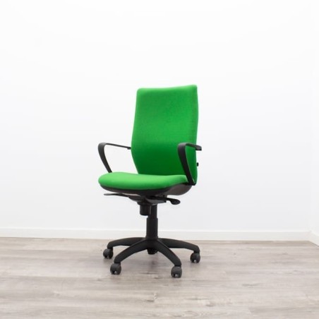 Silla operativa verde con brazos