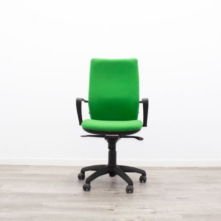 Silla operativa verde con brazos