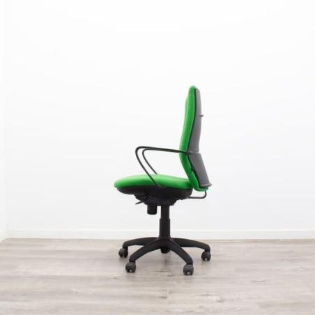 Silla operativa verde con brazos