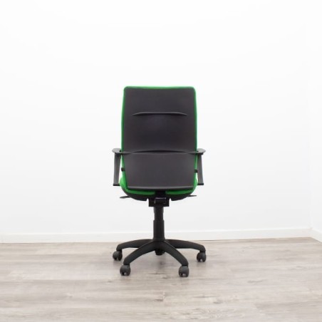 Silla operativa verde con brazos