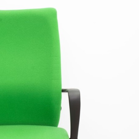 Silla operativa verde con brazos