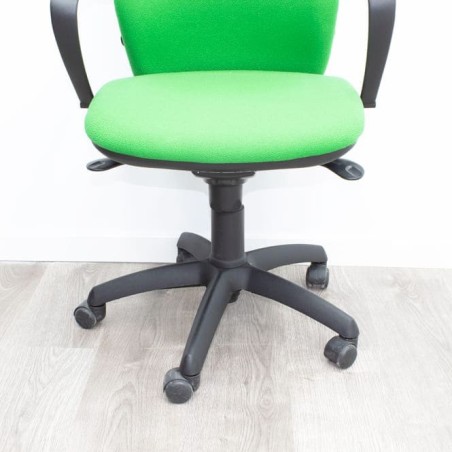 Silla operativa verde con brazos