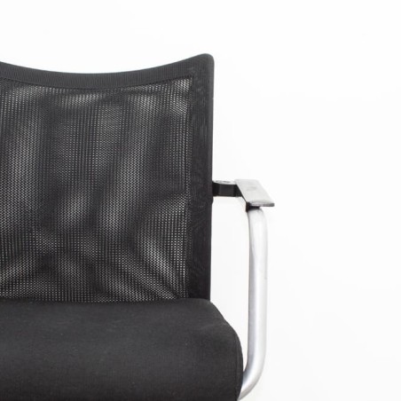 Silla operativa negra con respaldo de rejilla