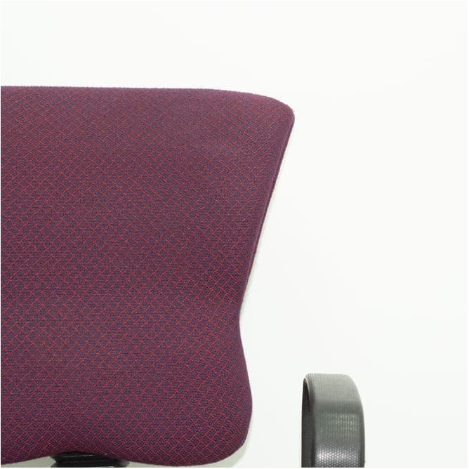 Silla confidente granate base patín estructura negra con brazos