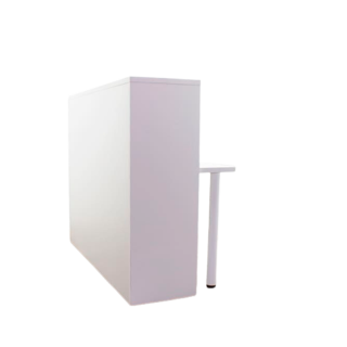 Recepción blanco con mostrador y mesa