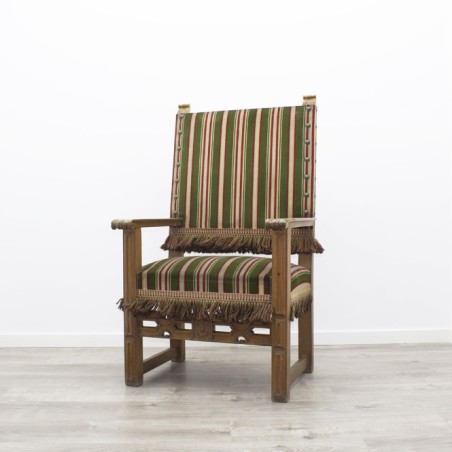 Sillón de madera tapizado en rayas