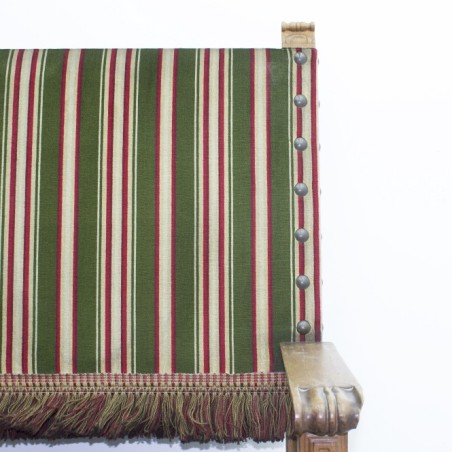 Sillón de madera tapizado en rayas