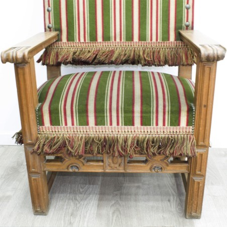 Sillón de madera tapizado en rayas