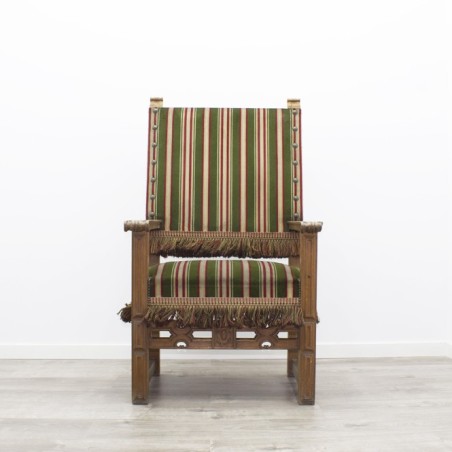 Sillón de madera tapizado en rayas