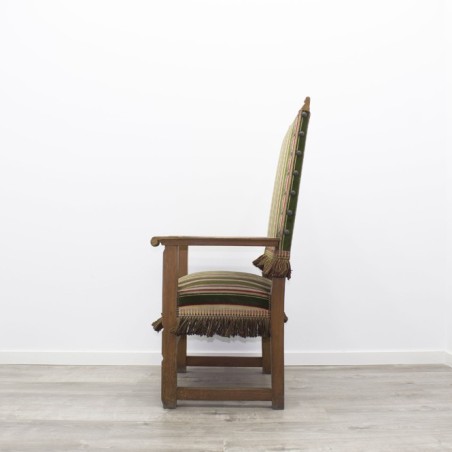 Sillón de madera tapizado en rayas
