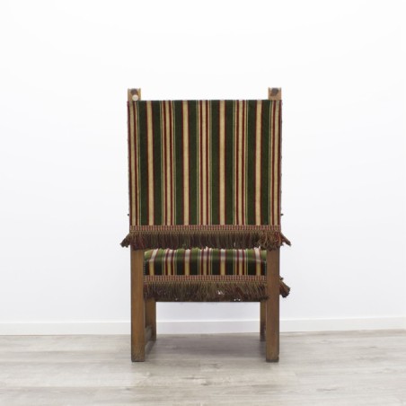 Sillón de madera tapizado en rayas