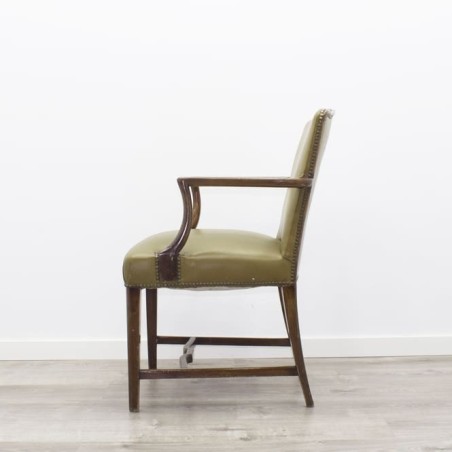 Silla clásica con brazos en madera
