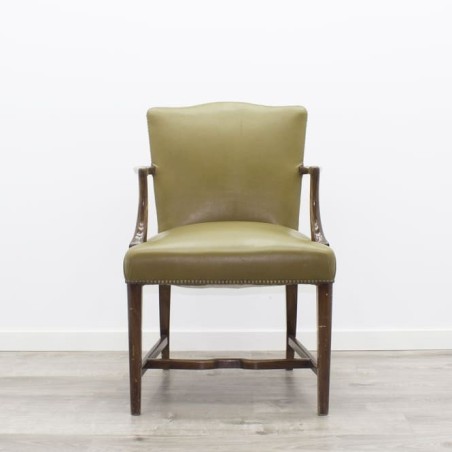Silla clásica con brazos en madera