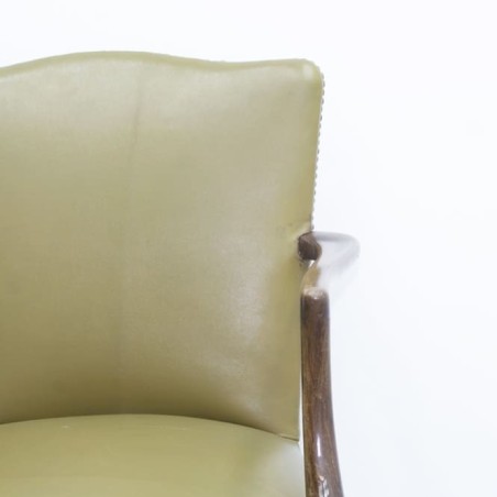 Silla clásica con brazos en madera