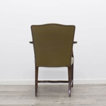 Silla clásica con brazos en madera