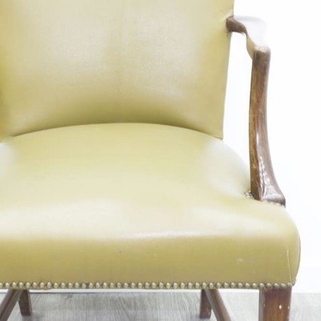 Silla clásica con brazos en madera
