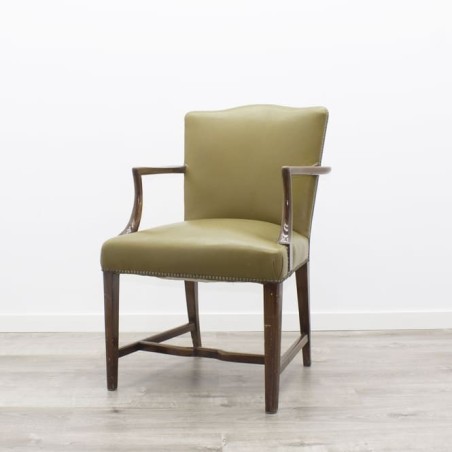 Silla clásica con brazos en madera