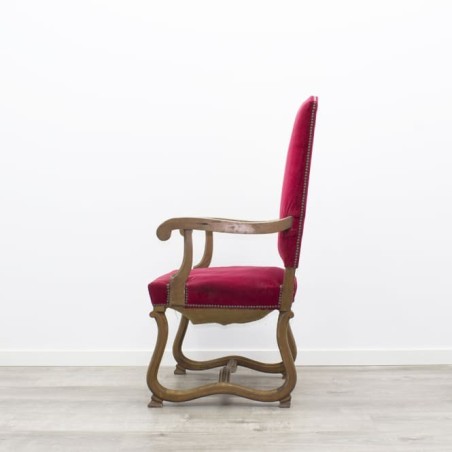 Silla de madera y terciopelo rojo