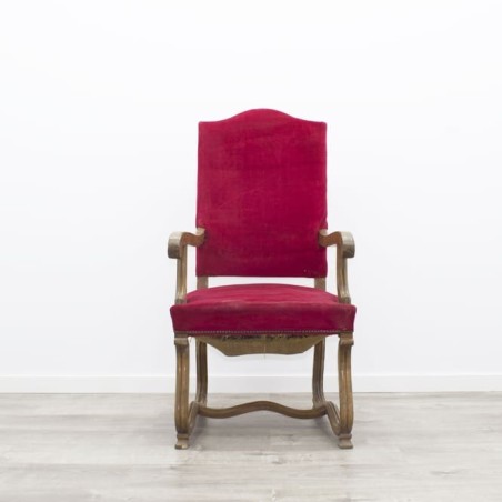 Silla de madera y terciopelo rojo
