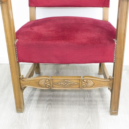Silla de madera y terciopelo rojo