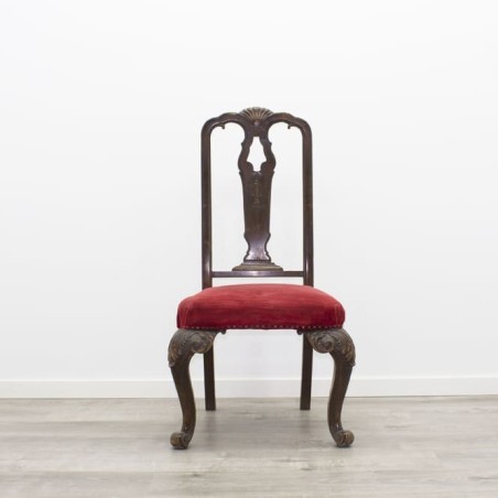 Silla de madera tapizado en rojo