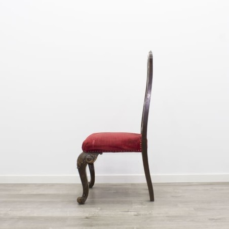 Silla de madera tapizado en rojo