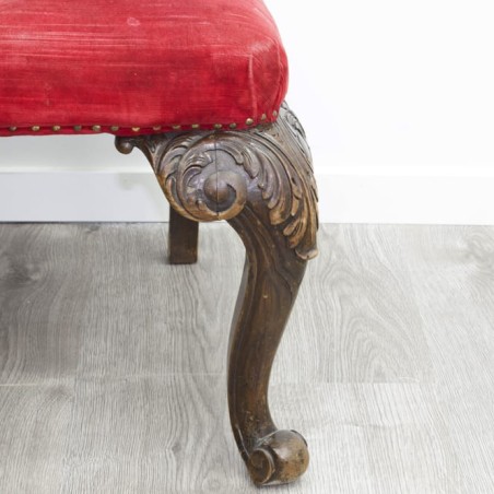 Silla de madera tapizado en rojo