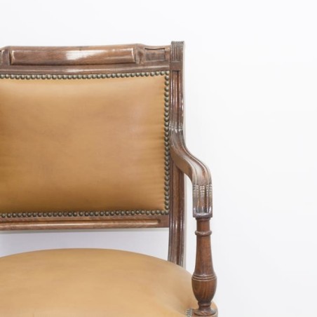 Sillón de madera tapizado piel marrón