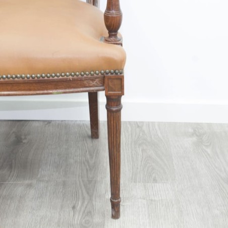 Sillón de madera tapizado piel parrón