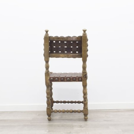 Silla fija con patas torneadas sin brazos