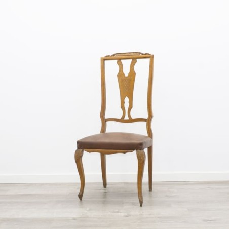 Silla de madera claro tapizado