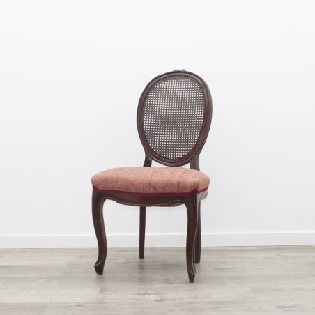 Silla de madera oscura